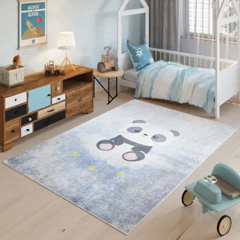 Dětské koberce Dětský koberec s roztomilou pandou na obláčku Šířka: 160 cm | Délka: 220 cm