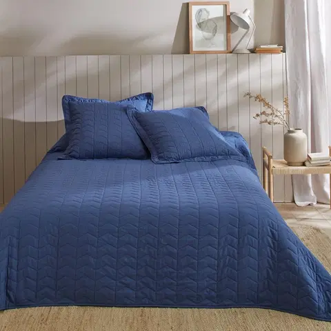 Přehozy Jednobarevný prošívaný přehoz na postel s geometrickým designem