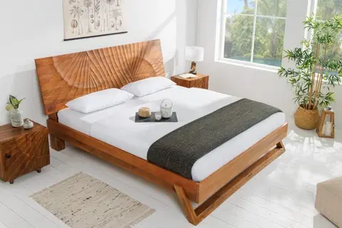Luxusní a stylové postele Estila Masivní postel Cumbria z mangového dřeva hnědé barvy s ozdobným reliéfním čelem 207cm