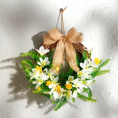 Květinové dekorace Ratanový věnec s květy