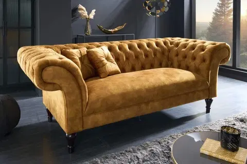Luxusní a designové sedačky Estila Chesterfield sedačka Contessa se sametovým čalouněním v hořčicově žluté barvě s vyřezávanými dřevěnými nožičkami 225cm