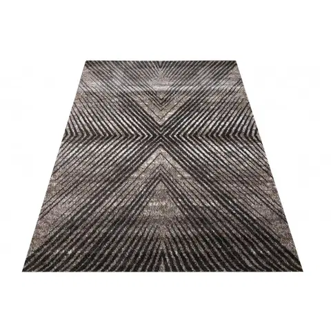 Moderní koberce Moderní koberec se zajímavým geometrickým vzorem opakujících se diagonálních čar