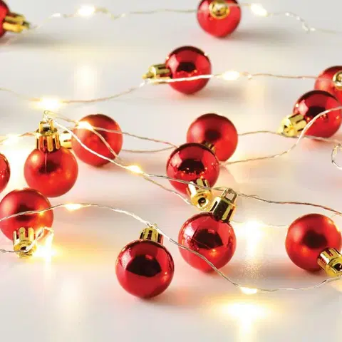 LED osvětlení na baterie ACA Lighting vánoční girlanda s červenými baňkami 20 LED WW stříbrný měďený drát dekorační řetěz, baterie (2xAA) IP20 190+30cm X13201101