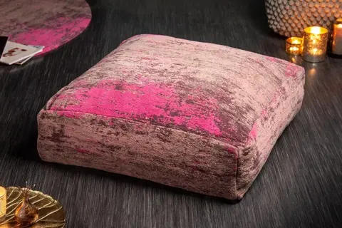 Stylové a luxusní taburety Estila Designový čtvercový podlahový polštář Prakka v růžovém čalounění 70cm