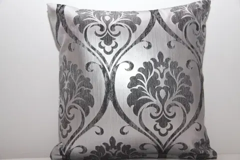 Dekorační povlaky na polštáře Stříbrný luxusní povlak na polštář s ornamenty šedé barvy k přehozu