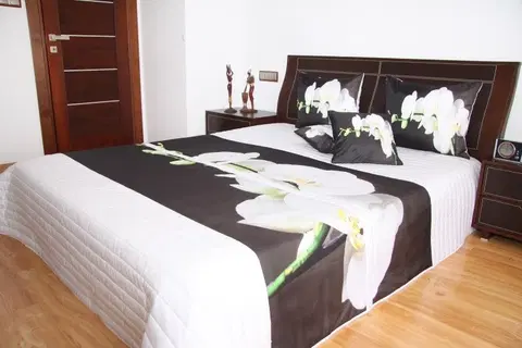 Přehozy na postel 3D s barevným potiskem Přehoz na postel bílé barvy s motivem bílé orchideje