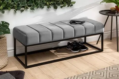 Stylové a luxusní lavice Estila Retro čalouněná lavice Taxil s kovovou konstrukcí a stříbrně šedým sametovým potahem 110cm
