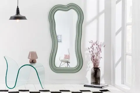 Luxusní a designová zrcadla Estila Asymetrické designové art deco zrcadlo Swan s polyuretanovým rámem v pastelové zelené barvě s kaskádovým efektem 100cm