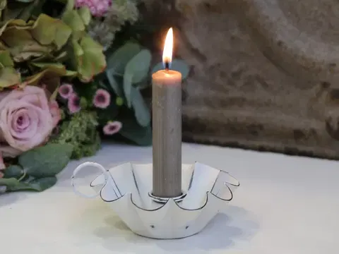 Svícny Bílý antik svícen na úzkou svíčku Flower - Ø 10*4cm Chic Antique 64010301 (64103-01)