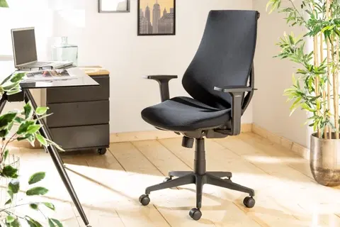 Designové a luxusní židle do pracovny a kanceláře Estila Designové kancelářské křeslo Reno černé barvy s nastavitelnou výškou na kolečkách 102-110cm