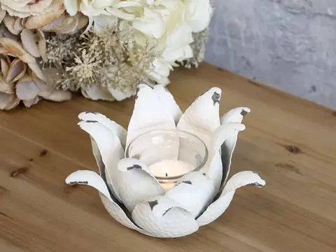 Svícny Krémový antik svícen ve tvaru květu na čajovou svíčku Flow - Ø 16*9cm Chic Antique 71077319 71773-19