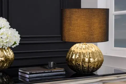 Luxusní a designové stolní lampy Estila Moderní glamour stolní lampa Redesia se zlatým kovovým stojanem a černým kulatým stínítkem 55cm