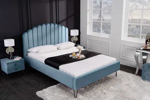 Luxusní a stylové postele Estila Art deco manželská posteľ Aqumarine svetlomodrej farby zo zamatu s čiernymi nožičkami 140x200