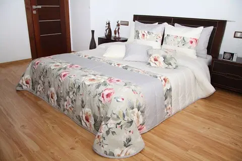Luxusní přehozy na postel Smetanový přehoz na postel s motivem bílých a růžových růží
