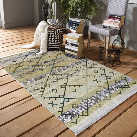Skandinávské koberce Originální zelený koberec v etno stylu s barevným vzorem