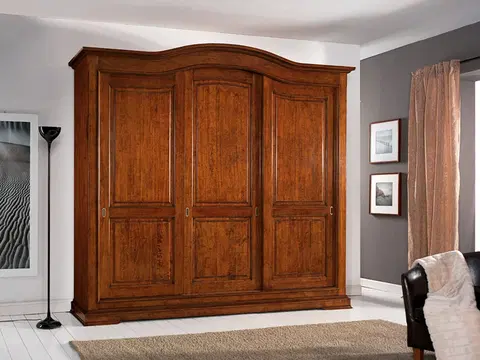 Stylové designové skříně Estila Klasická masivní šatní skříň Mozatti s vnitřními zásuvkami a třemi posuvnými dveřmi v italském provedení 294cm