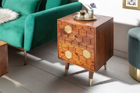Designové a luxusní noční stolky Estila Masivní příruční stolek Roslin z akáciového dřeva hnědé barvě se zlatými prvky a dvěma zásuvkami 55cm