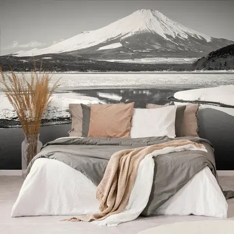 Černobílé tapety Fototapeta japonská hora Fuji v černobílém