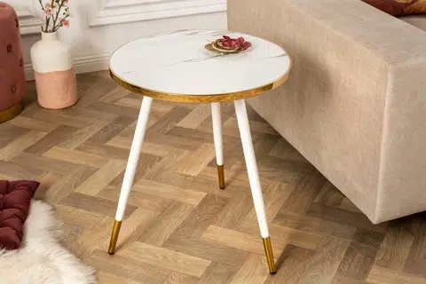 Luxusní a designové příruční stolky Estila Stylový kulatý příruční stolek Nudy v bílé barvě s mramorovým designem se zlato zabarveným rámem a nožičkami 45cm