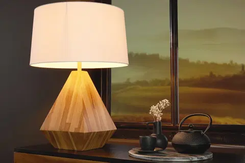 Designové a luxusní noční lampy do ložnice Estila Designová masivní stolní lampa Gemma s hnědou teakovou podstavou diamantového tvaru a bílým stínítkem 62 cm