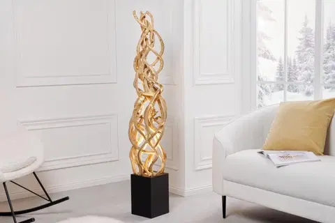 Designové a luxusní stojící lampy Estila Moderní exotická stojací lampa Nathany z přírodně hnědého dřeva s černým dřevěným podstavcem 151cm