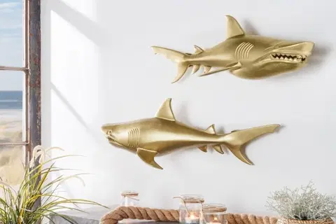 Různé luxusní dekorace a doplňky Estila Designový set dvou nástěnných dekorací žralok Perry ve zlaté barvě z kovu 68cm