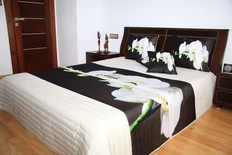 PŘEHOZY NA POSTEL Přehoz na postel krémové barvy s bílou orchidejí