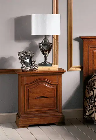 Designové a luxusní noční stolky Estila Masivní noční stolek Mozatti v klasickém stylu se třemi šuplíky v hnědém provedení 71cm