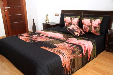 Přehozy na postel 3D s barevným potiskem Černý přehoz s růžovými plameňáky